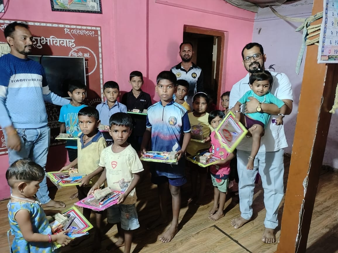 खडकी गावातील अंगणवाडीत पाटी-पेन्सिल आणि खाऊ वाटपाचा उपक्रम....!