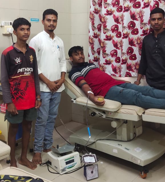 प्रणित सीताराम बुजड या युवा रक्तदात्याने पतंगशाह कुटीर रुग्णालय येथे महिला रुग्णांला तात्काळ रक्तदान करून केली मद्दत.
